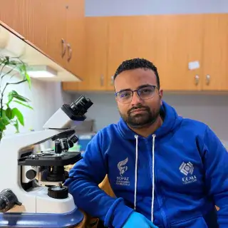 Carlos Caldera, bioanalista y director científico de Vitalixs, sentado junto a un microscopio en un laboratorio clínico