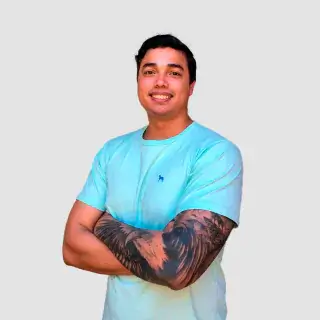 Miguel Pérez, director ejecutivo de Vitalixs, software para laboratorio clínico, de brazos cruzados y sonriendo